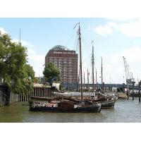 255_8140146 Museumshafen Oevelgönne - historische Ewer im Hafen; ehem. Kühlhaus Neumühlen. | Oevelgoenne + Elbstrand.